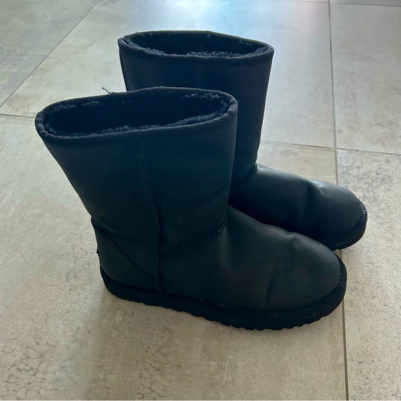 GREAT UC BLACK UGGS - Picture 1 of 6